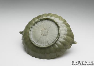 图片[3]-Jade plate with floral rim and two handles, India-China Archive